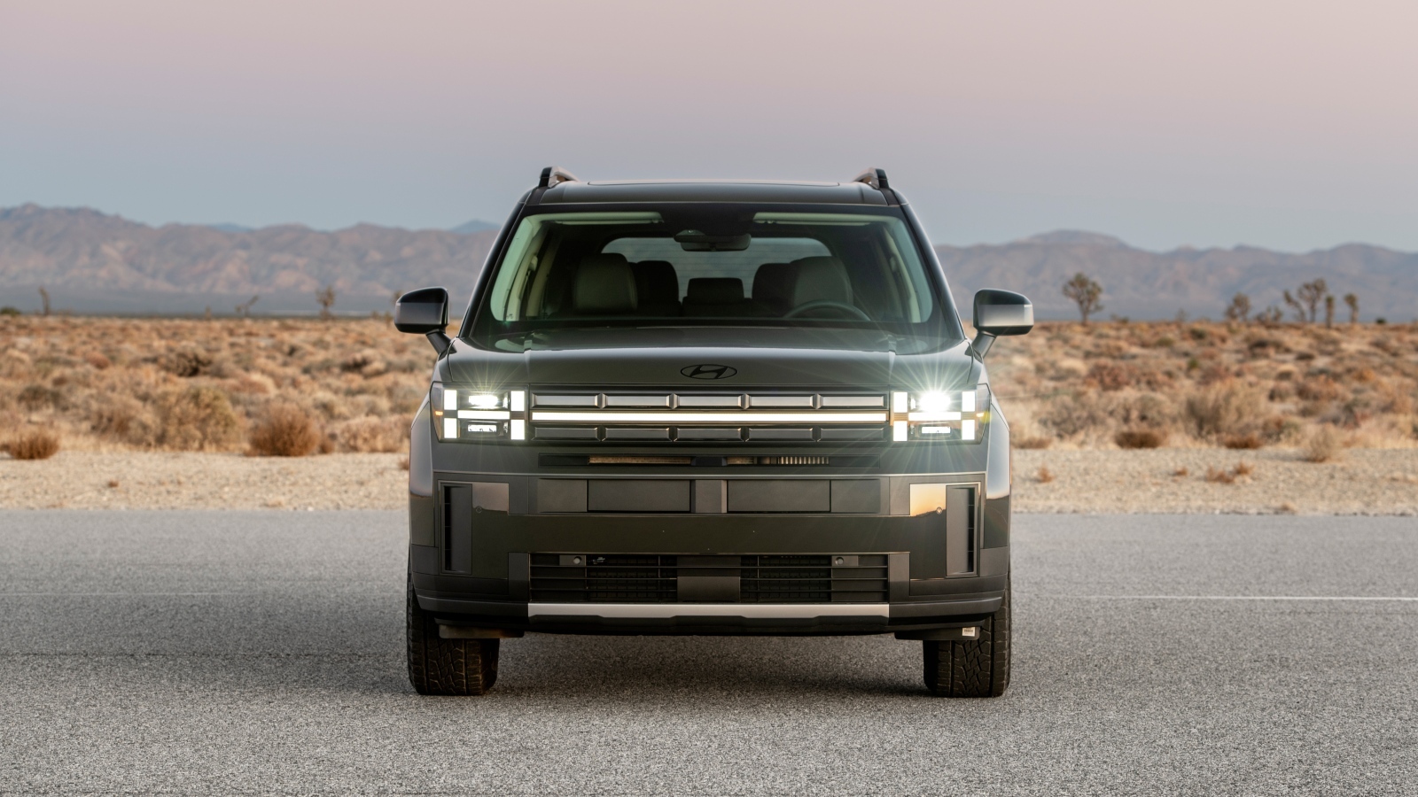 Вид спереди на автомобиль Hyundai Santa Fe XRT 2024 года