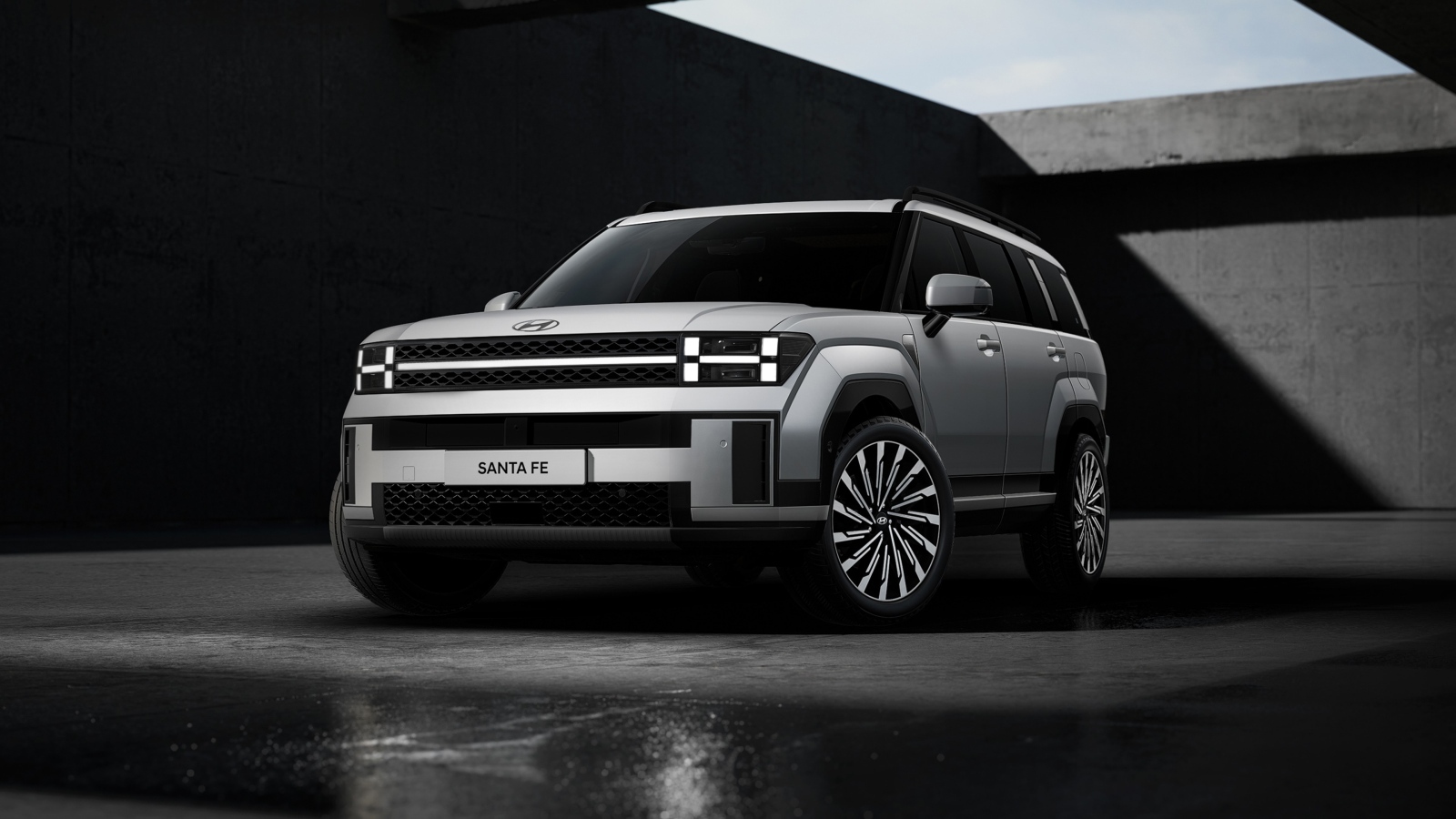 Большой стильный внедорожник Hyundai Santa Fe 2024 года