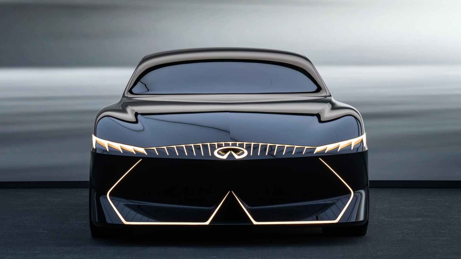 Красивый вид спереди на автомобиль Infiniti Vision Qe 2023 года