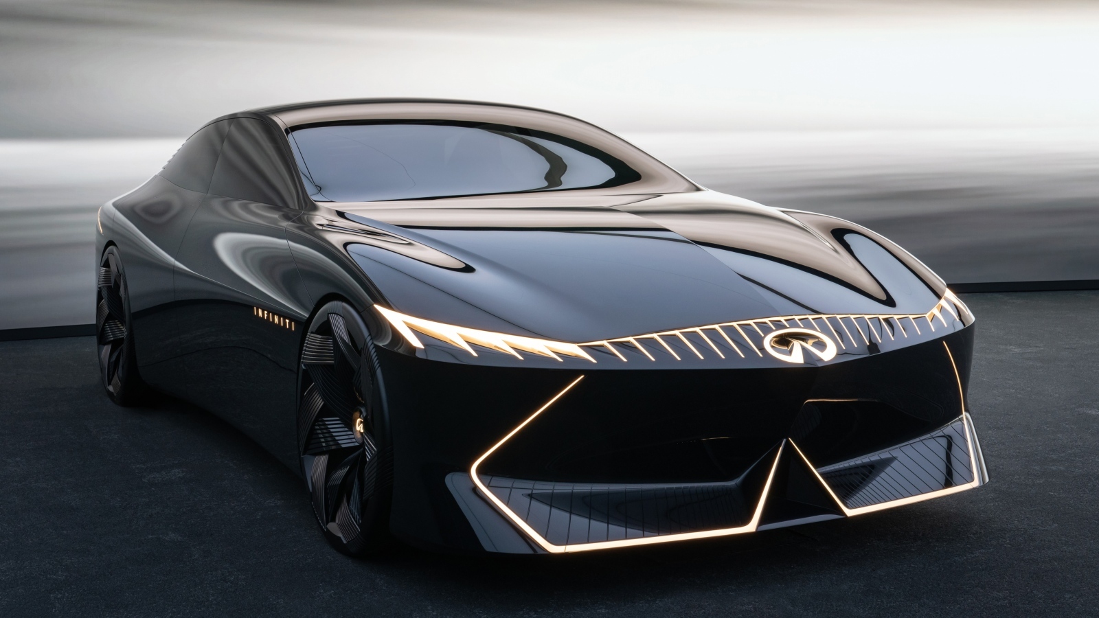 Вид спереди на черный автомобиль Infiniti Vision Qe 2023 года