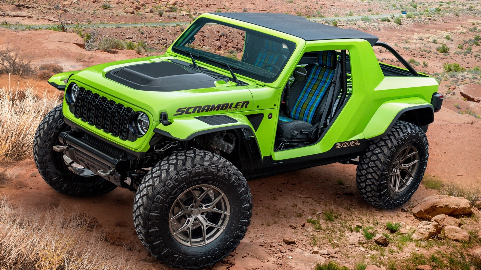Зеленый автомобиль Jeep Scrambler 392 Concept 2023 года