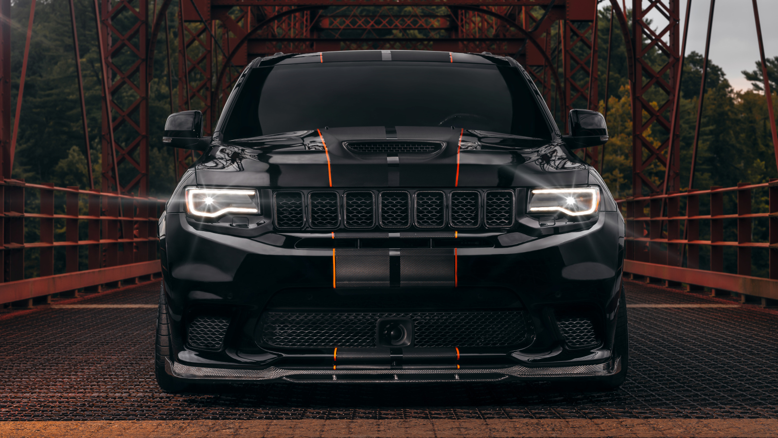 Черный Jeep Trackhawk на мосту