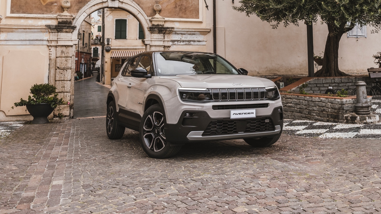 Внедорожник Jeep Avenger E-Hybrid в городе