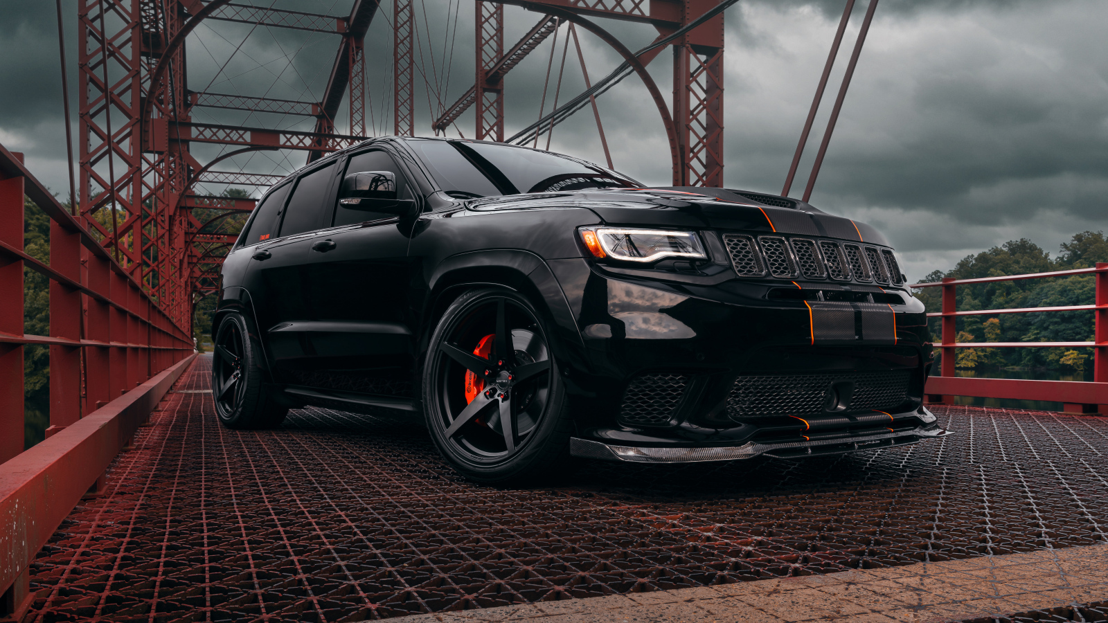 Внедорожник Jeep Trackhawk на железном мосту
