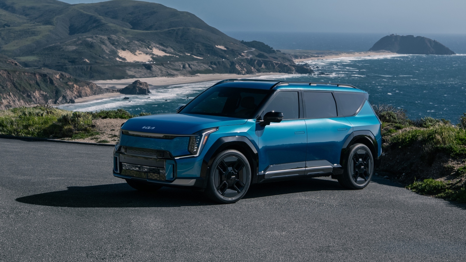 Синий автомобиль Kia EV9 GT-Line 2024 года