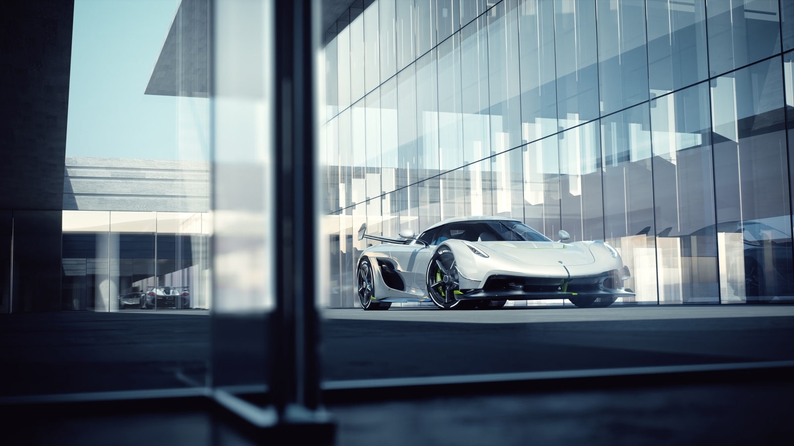 Автомобиль Koenigsegg Jesko у стеклянной стены