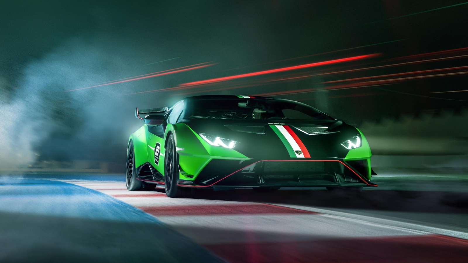 Автомобиль Lamborghini Huracan STO SC 10 Anniversario в дыму