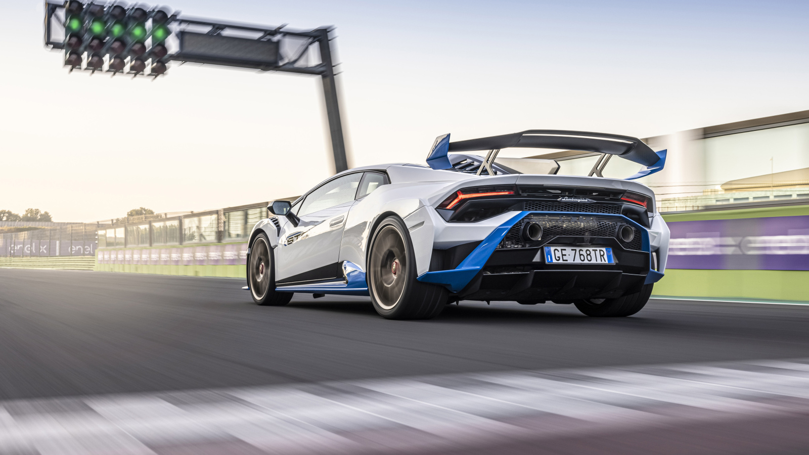 Гоночный Lamborghini Huracán STO у светофора 