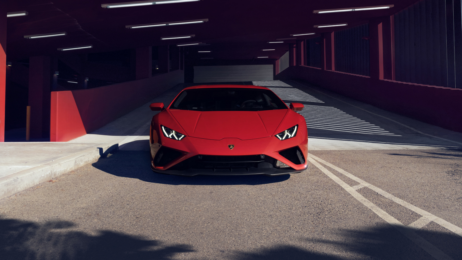Красный Lamborghini Huracan EVO RWD на парковке