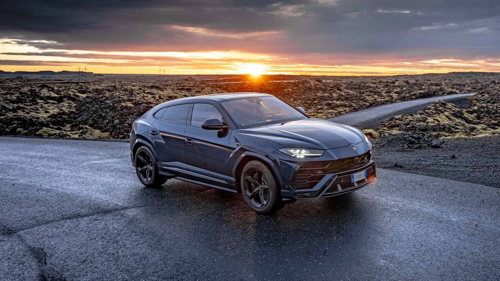 Внедорожник Lamborghini Urus в лучах заката