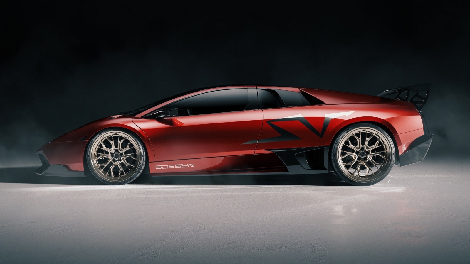 Вид сбоку на красный автомобиль Lamborghini Murcielago