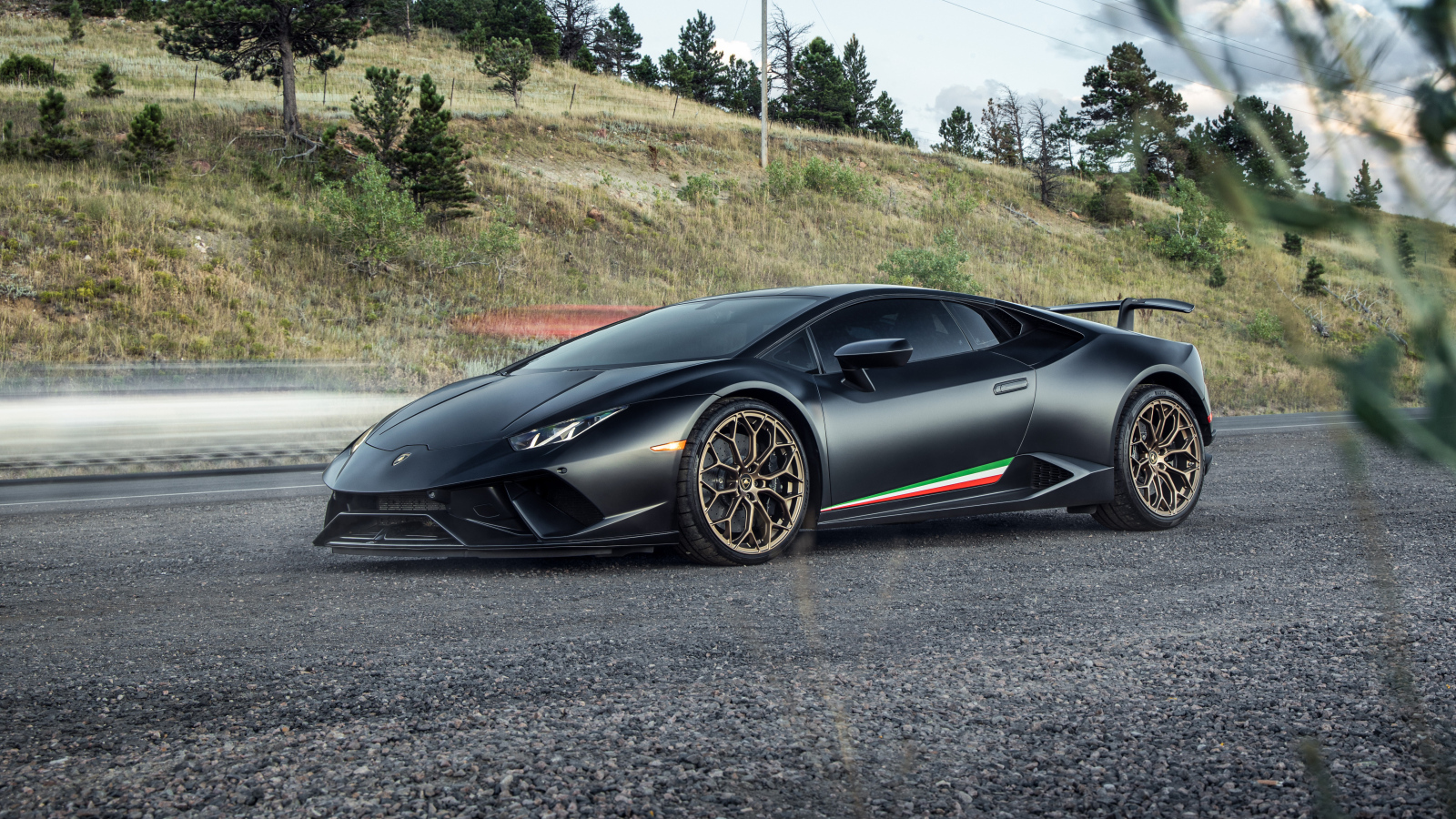 Спорткар Lamborghini Huracan Performante на дороге