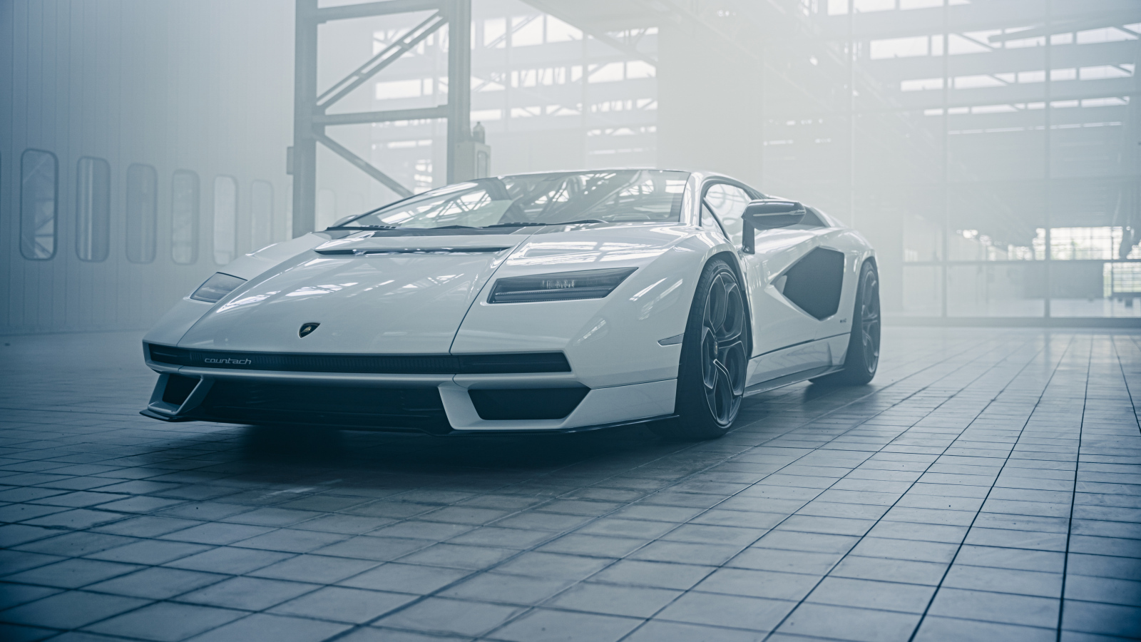 Белый автомобиль Lamborghini Countach LPI 800-4, 2023 года