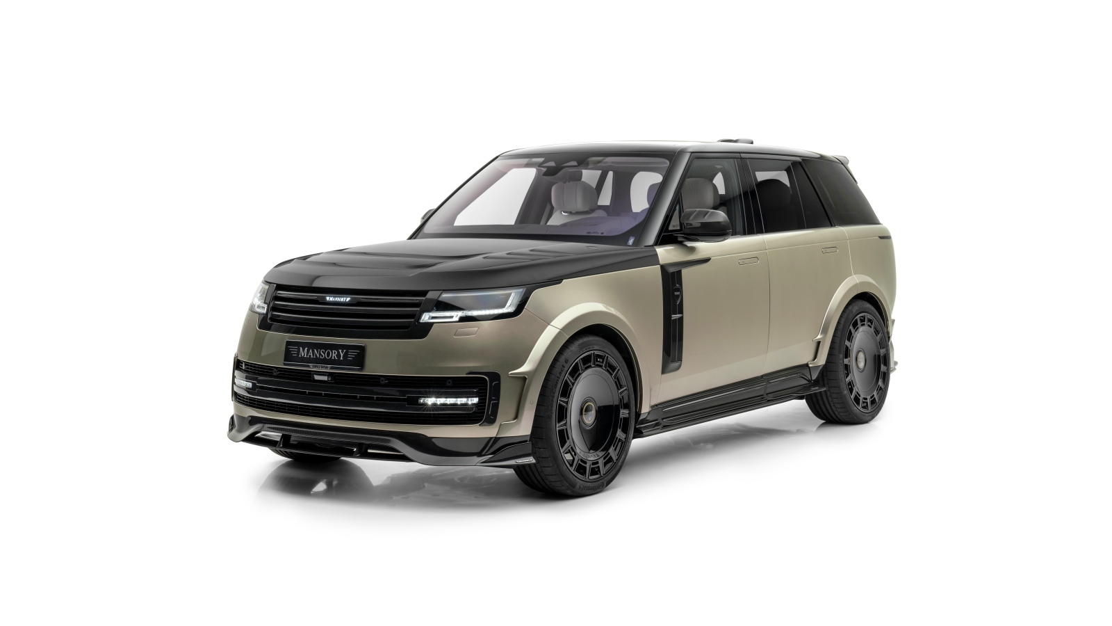 Внедорожник Mansory Range Rover 2023 года на белом фоне