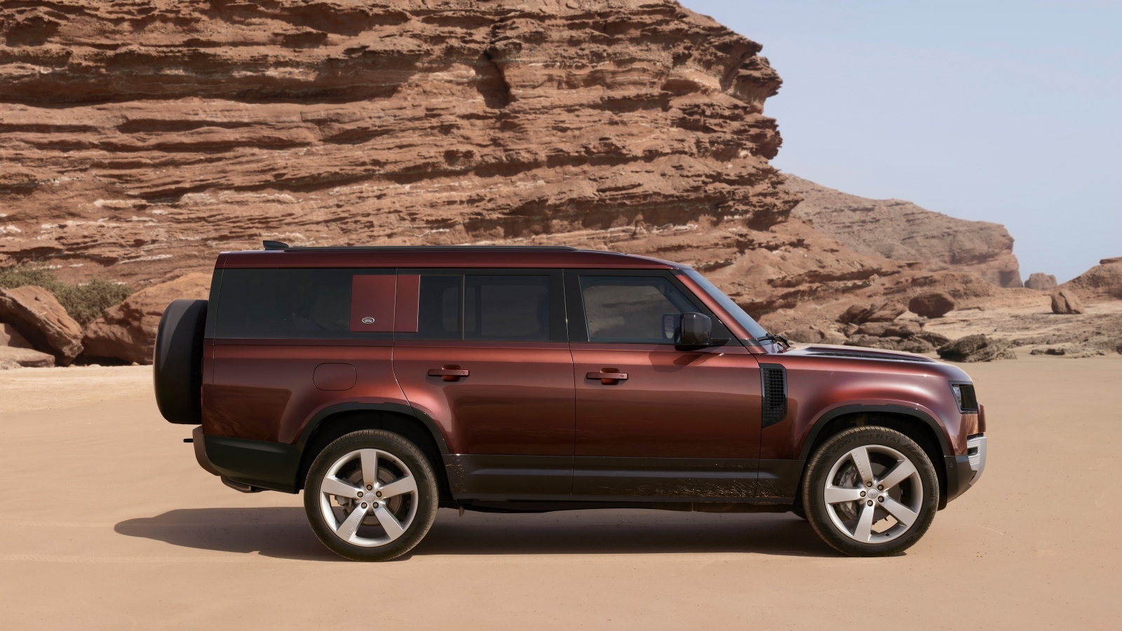 Внедорожник Land Rover Defender 130  в горах