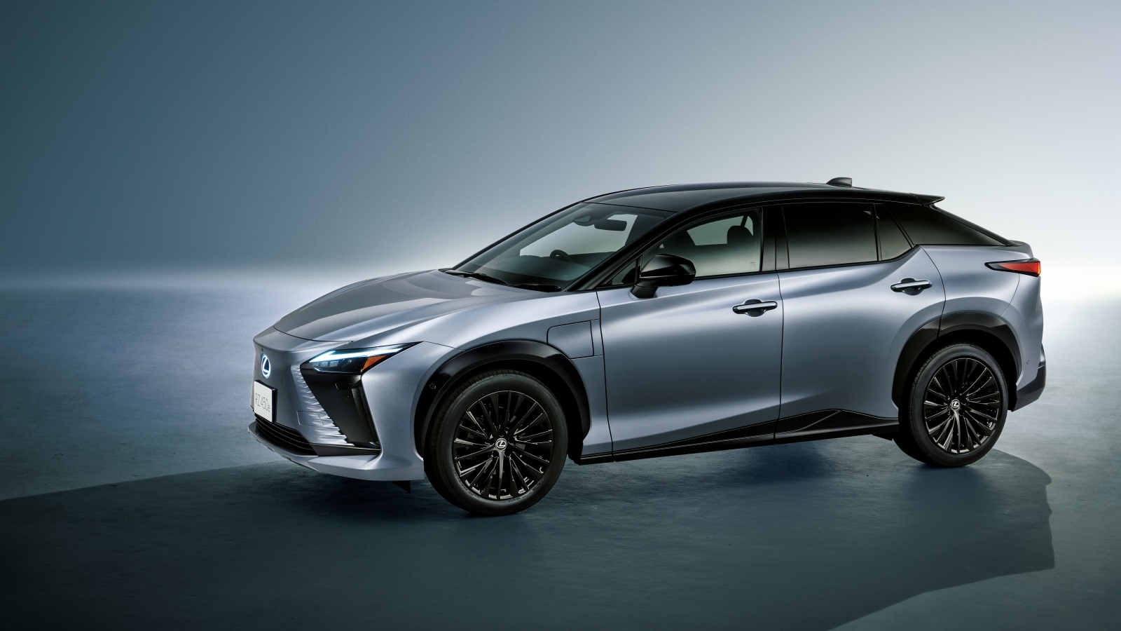 Серебристый автомобиль Lexus RZ 450e First Edition 2023 года