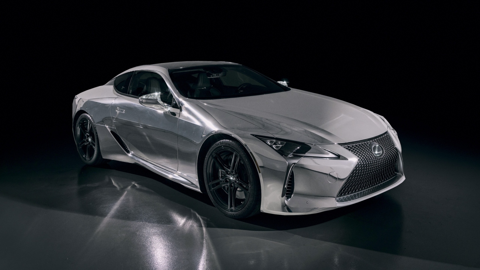 Серебристый автомобиль Lexus Renaissance LC 500 2023 года