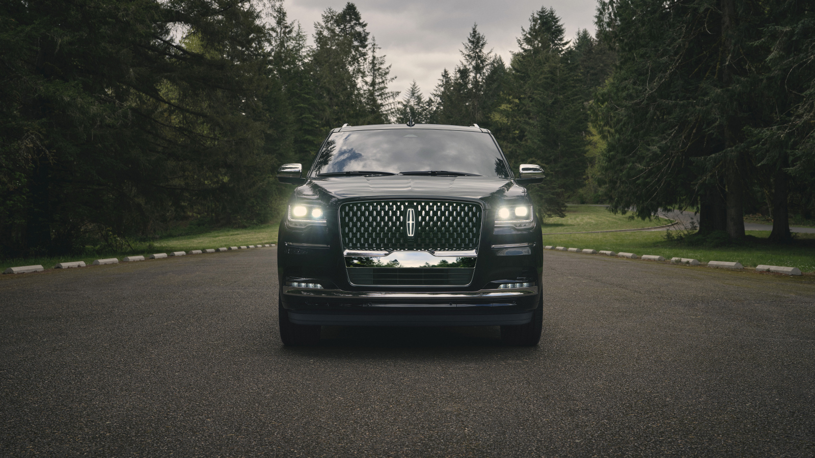 Автомобиль Lincoln Navigator, 2022 года вид спереди