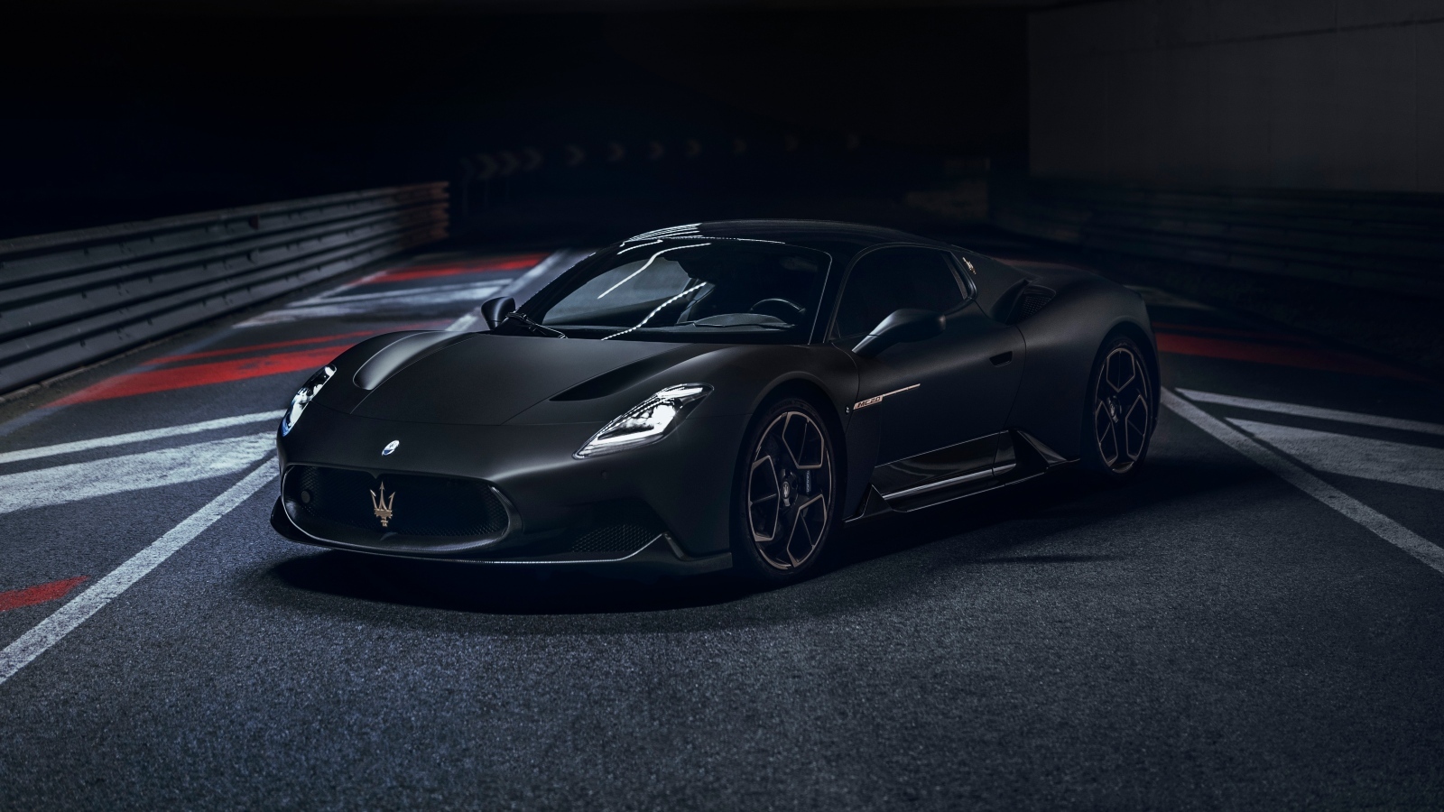 Черный автомобиль Maserati MC20