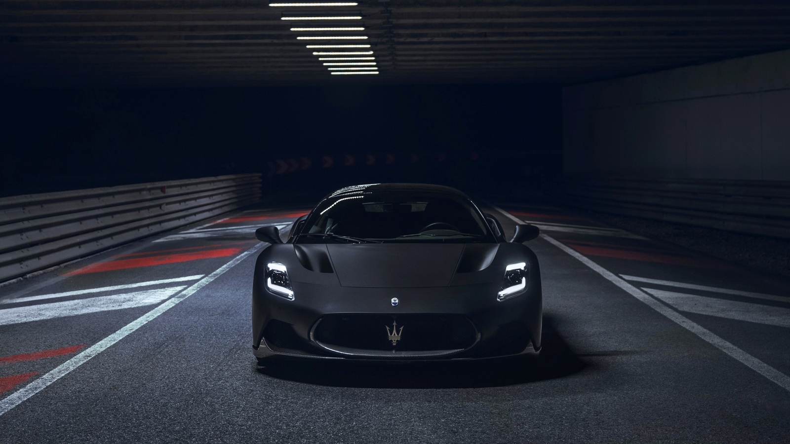 Вид спереди на автомобиль Maserati MC20 Notte Coupé 2023  года