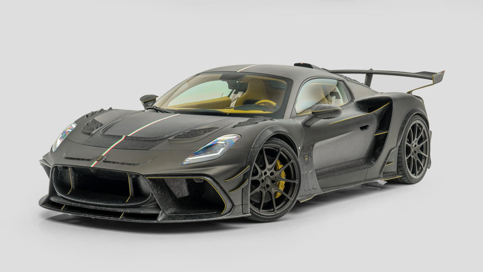 Автомобиль Mansory Maserati MC20 Coupé  на сером фоне