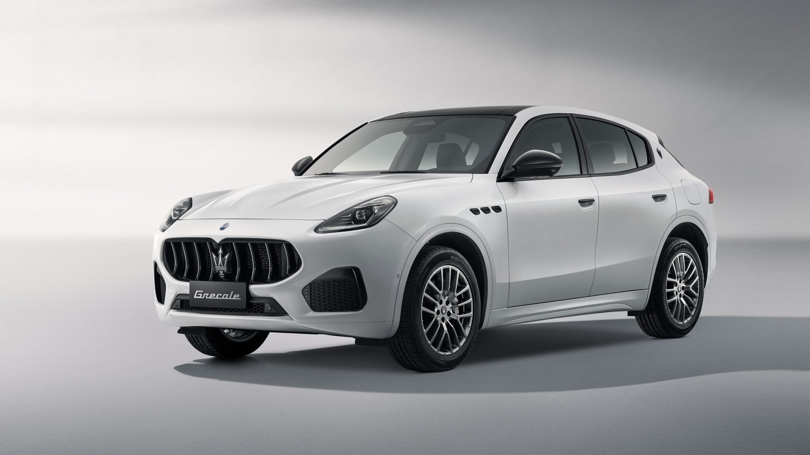 Автомобиль Maserati Grecale Nerissimo Edition 2023 на сером фоне