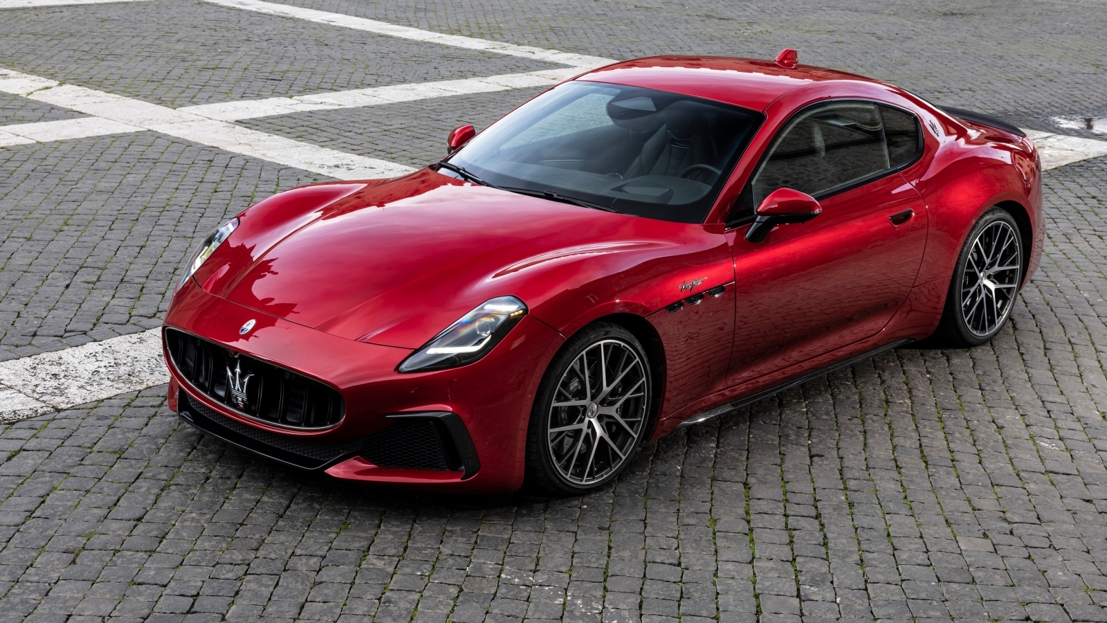 Красный Maserati GranTurismo Trofeo 2023 года