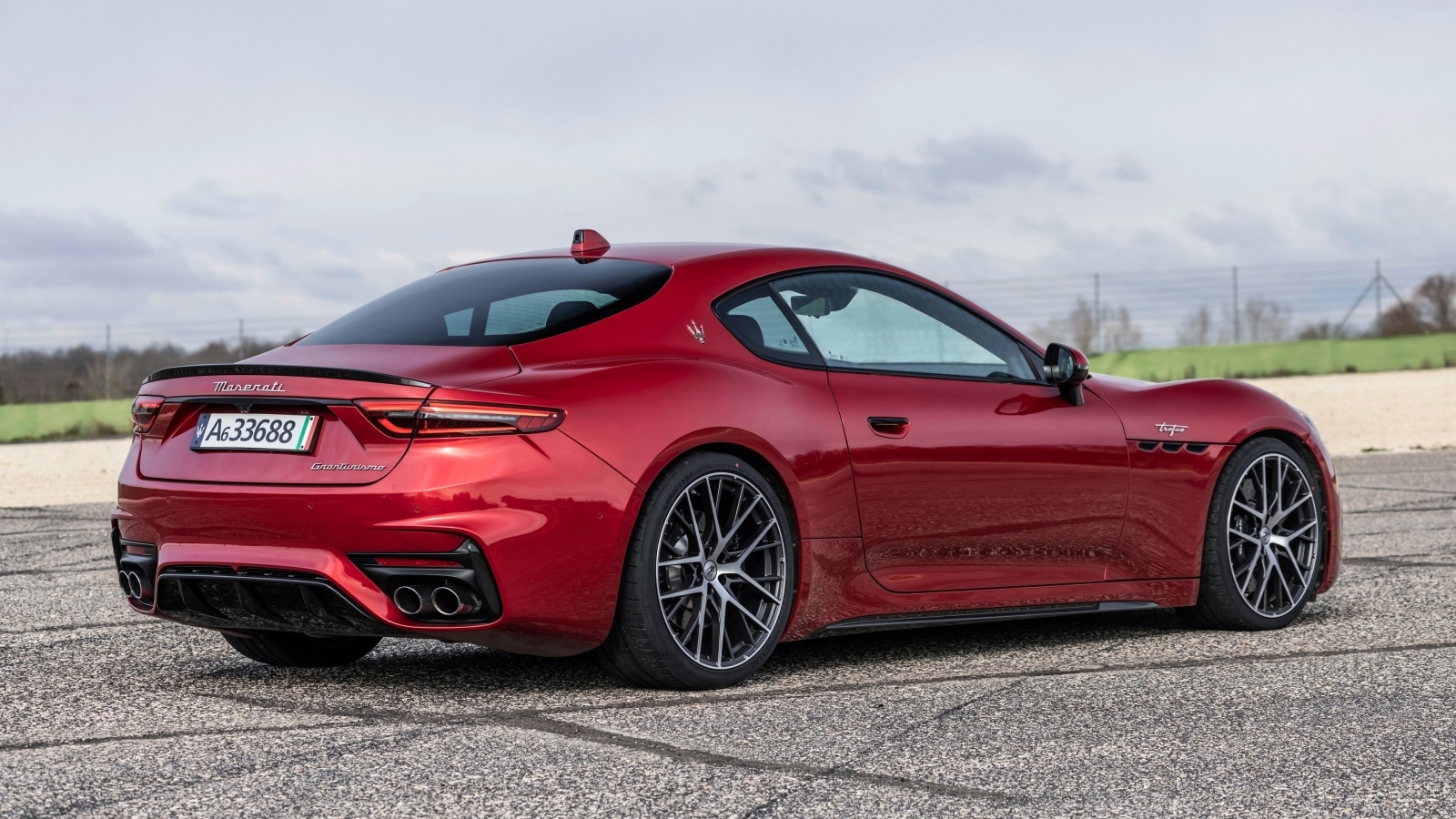 Красный Maserati GranTurismo Trofeo 2023 года вид сзади