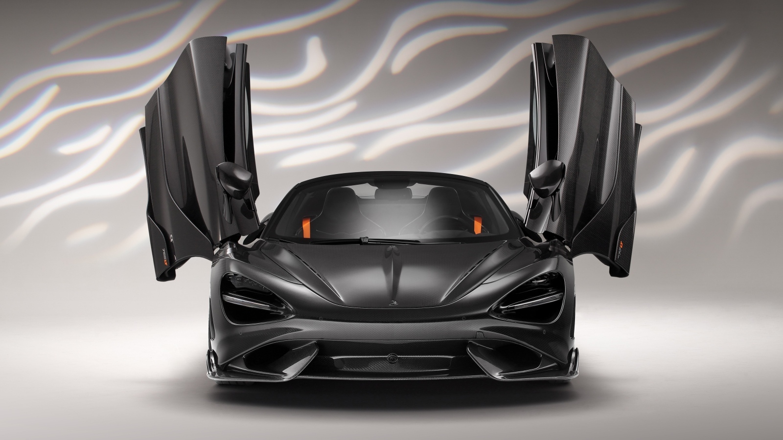 Черный McLaren 765LT Spider Carbon Edition с открытыми дверями