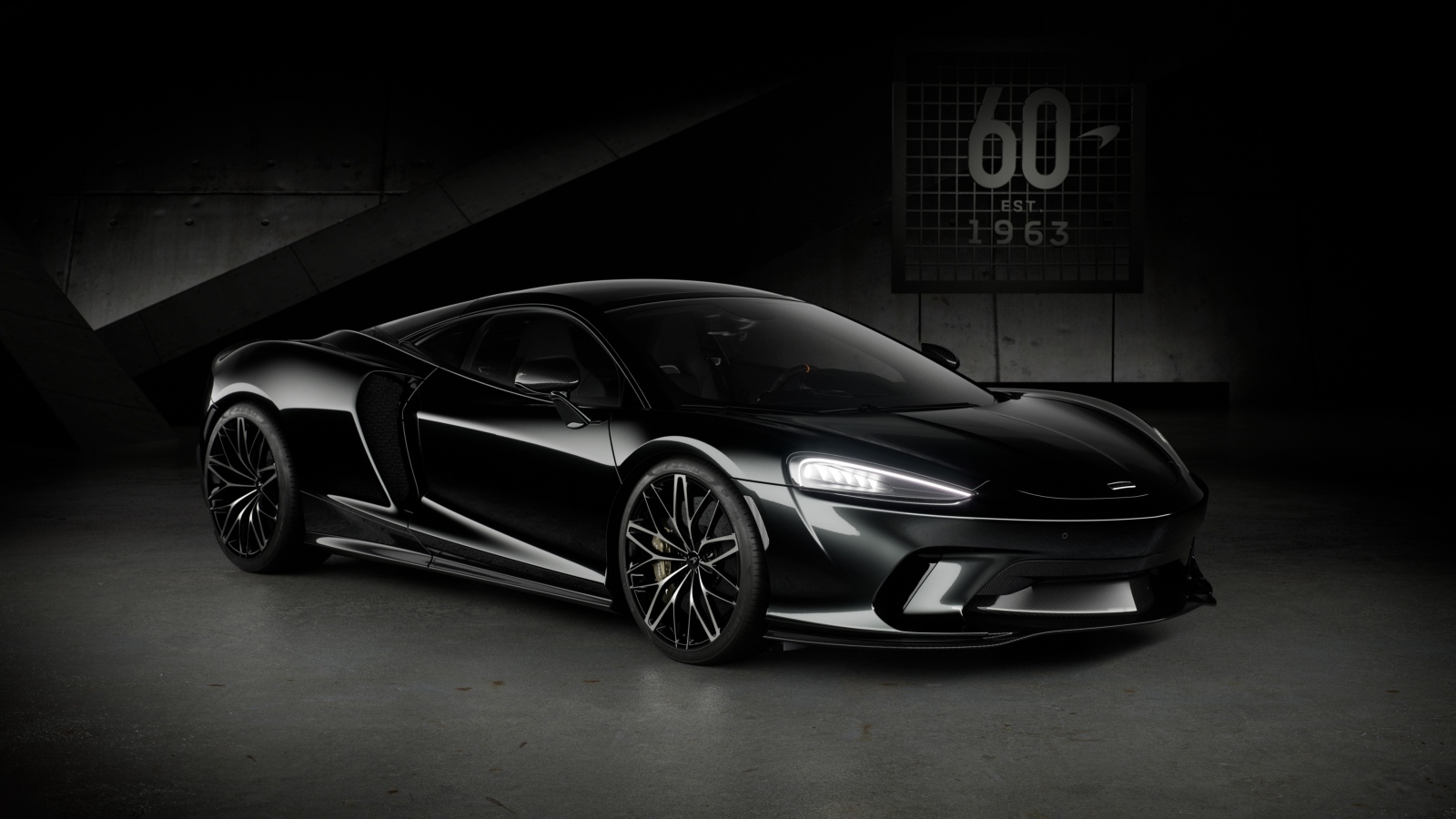 Черный автомобиль McLaren GT 60th