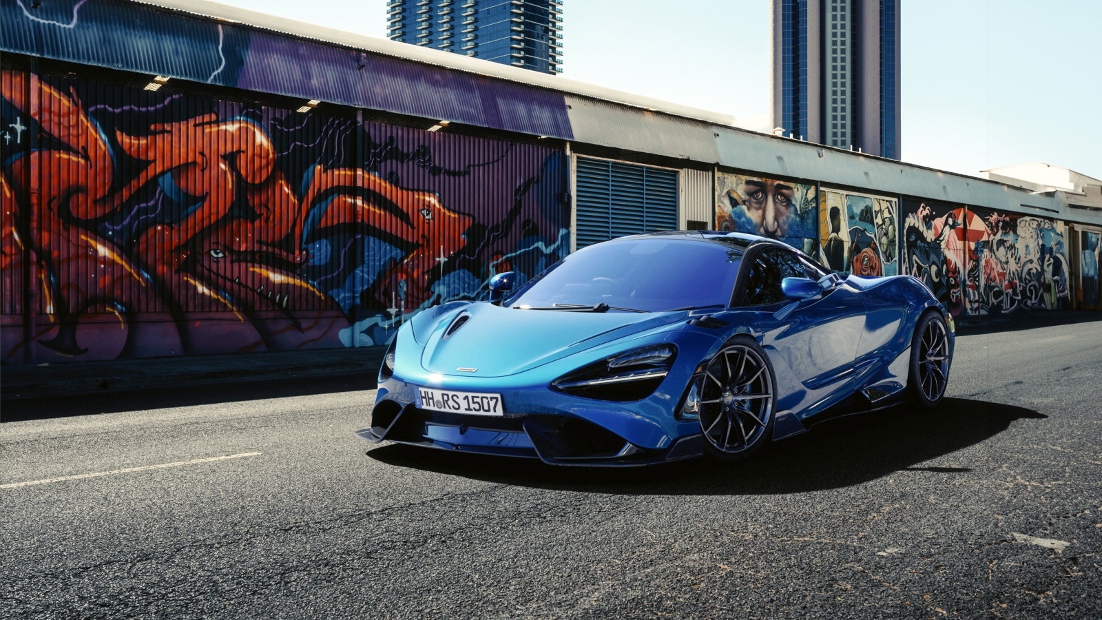 Синий автомобиль McLaren 765 LT у стены