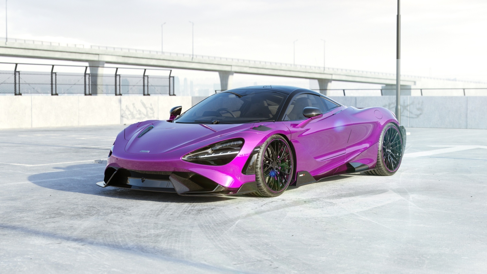 Сиреневый автомобиль McLaren 765LT