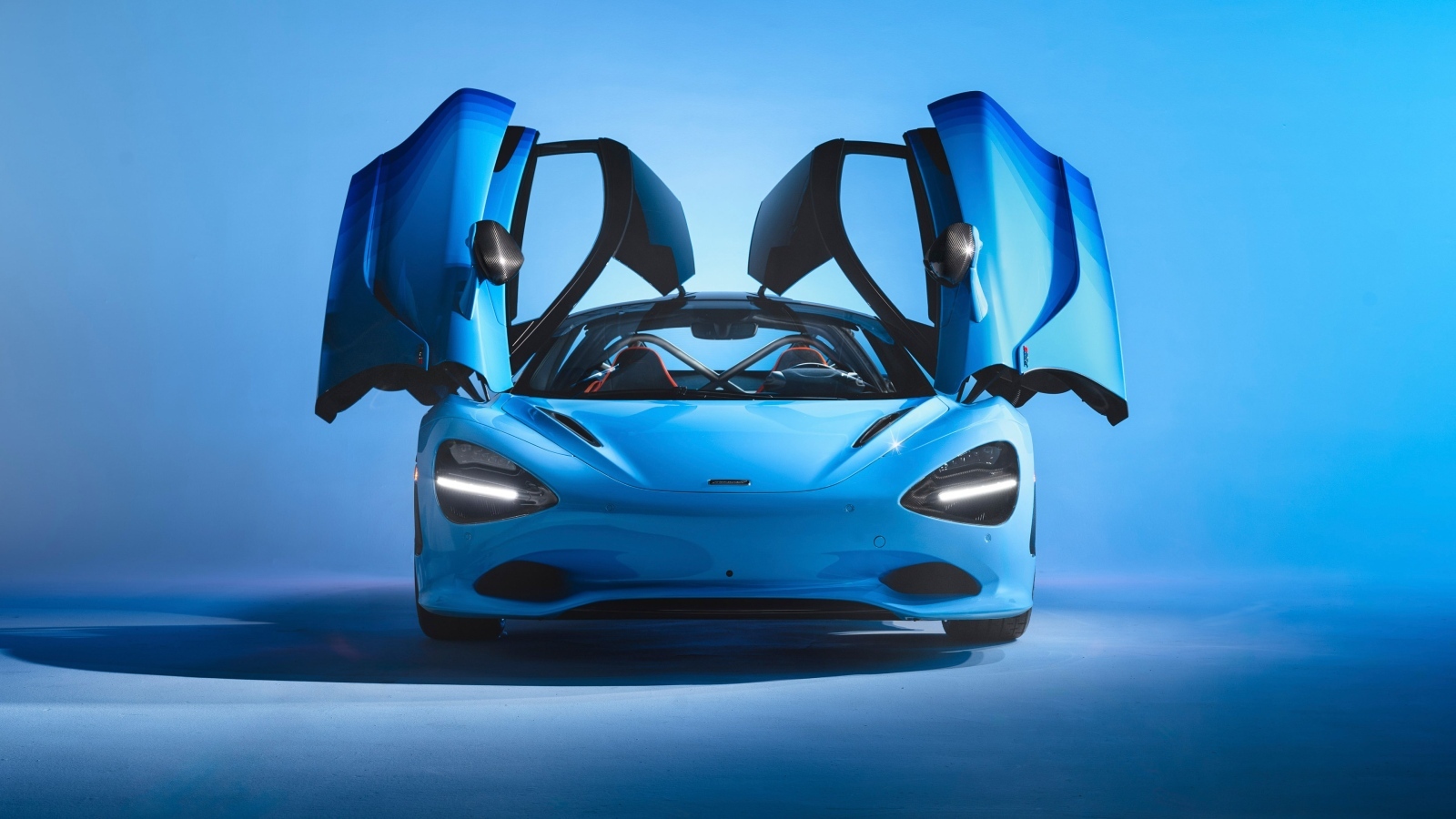 Автомобиль McLaren MSO 750S с открытыми дверями