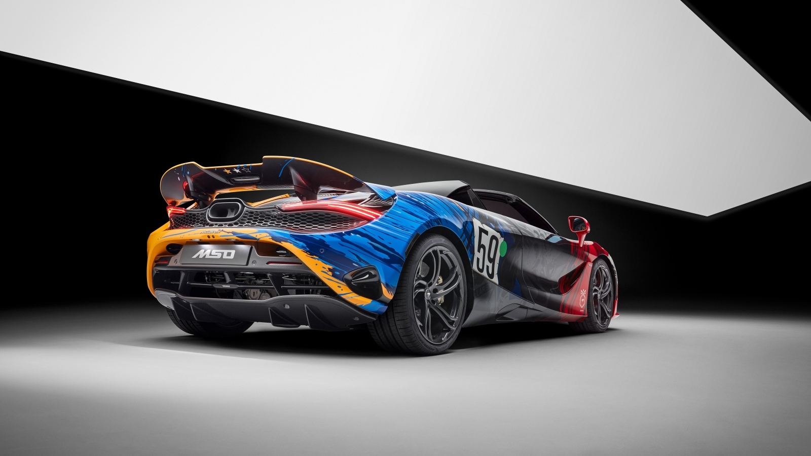 Вид сзади на автомобиль McLaren 750S