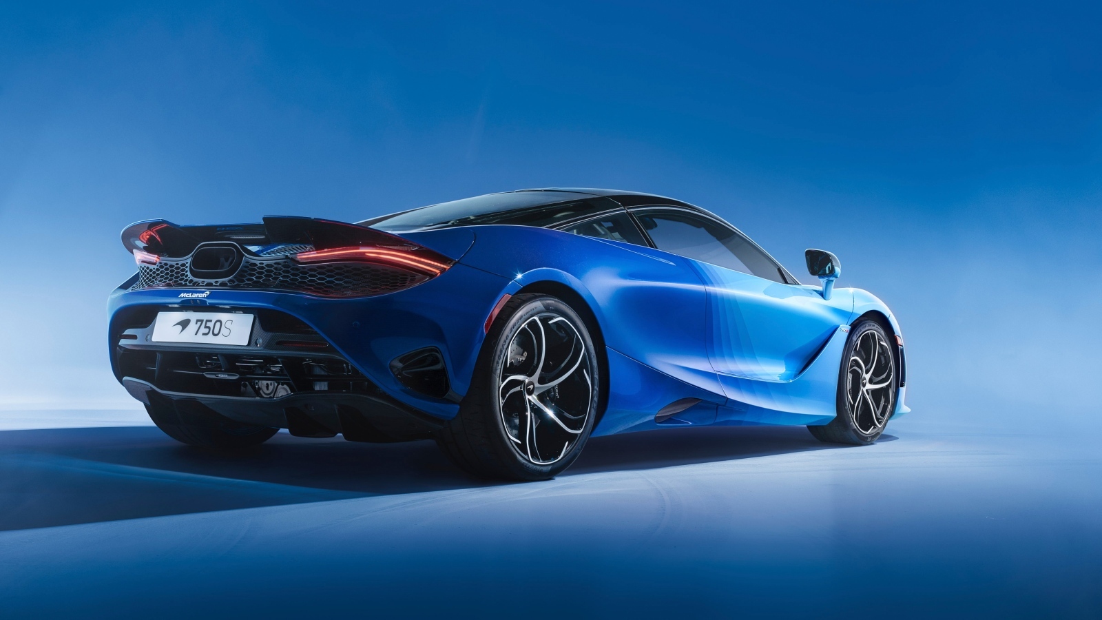 Вид сзади на автомобиль McLaren MSO 750S