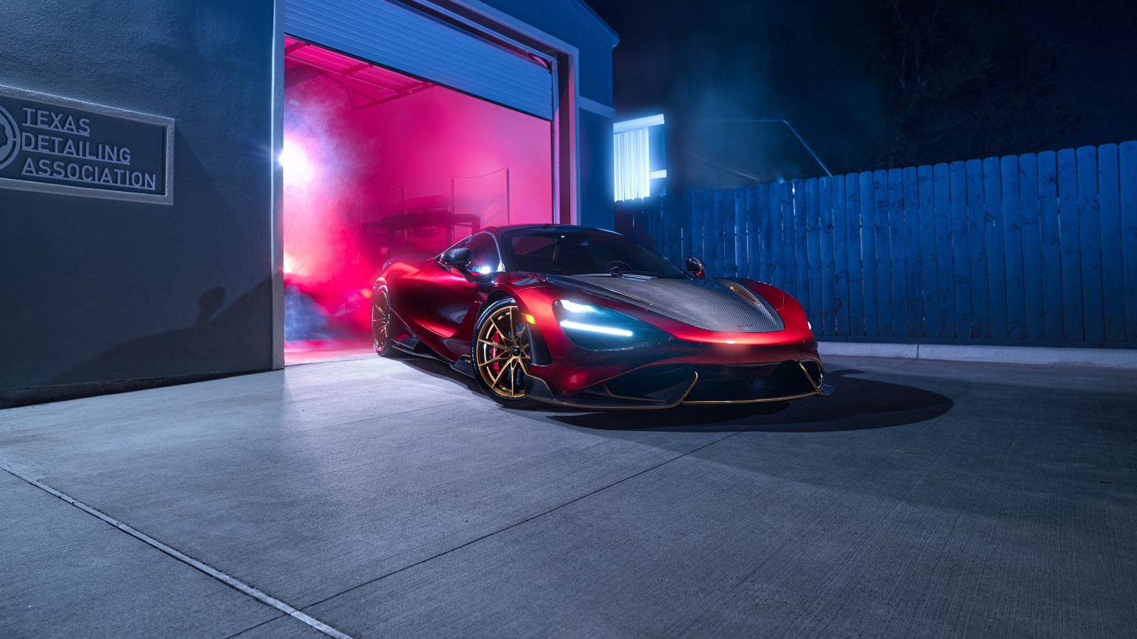 Красный  McLaren 765LT Spider у гаража