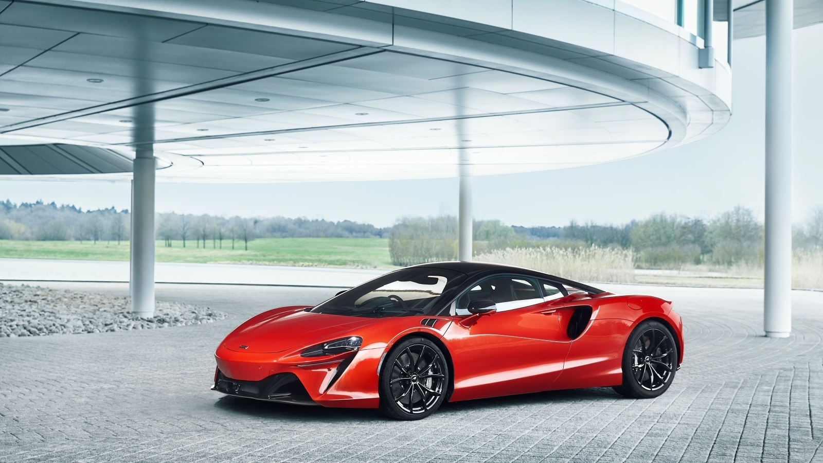 Красный спорткар McLaren ARTURA