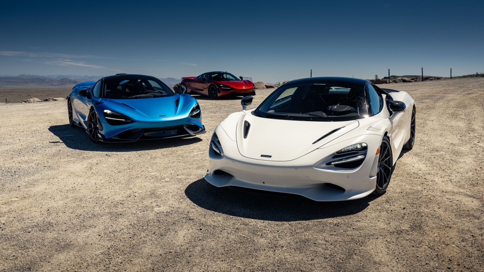 Два автомобиля McLaren 750S 2024 года