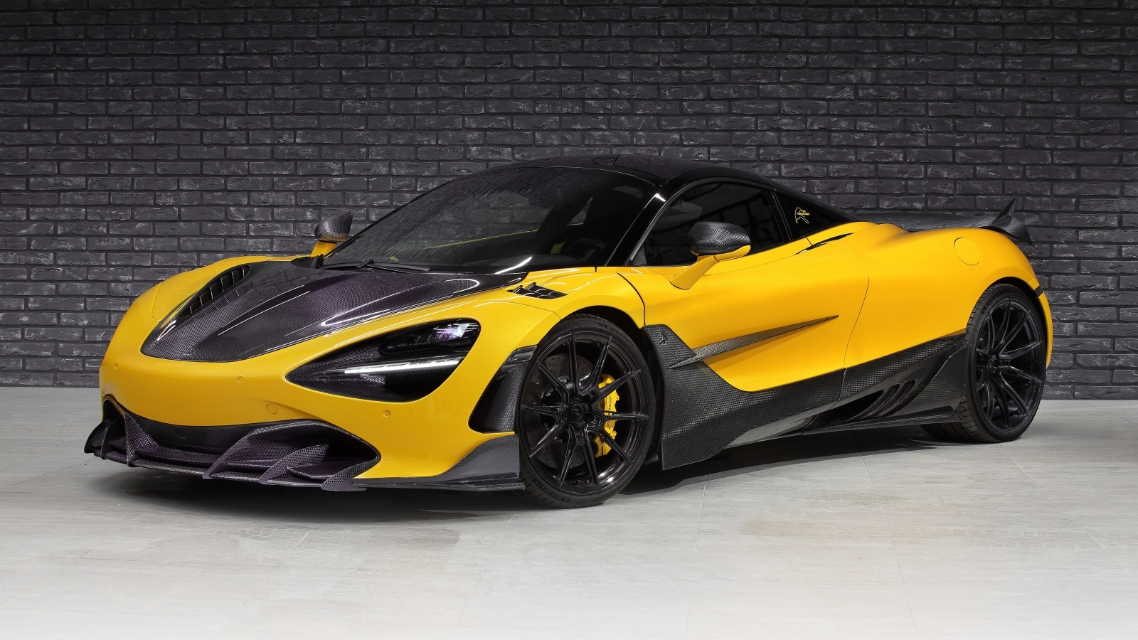 Желтый автомобиль McLaren 720S Fury