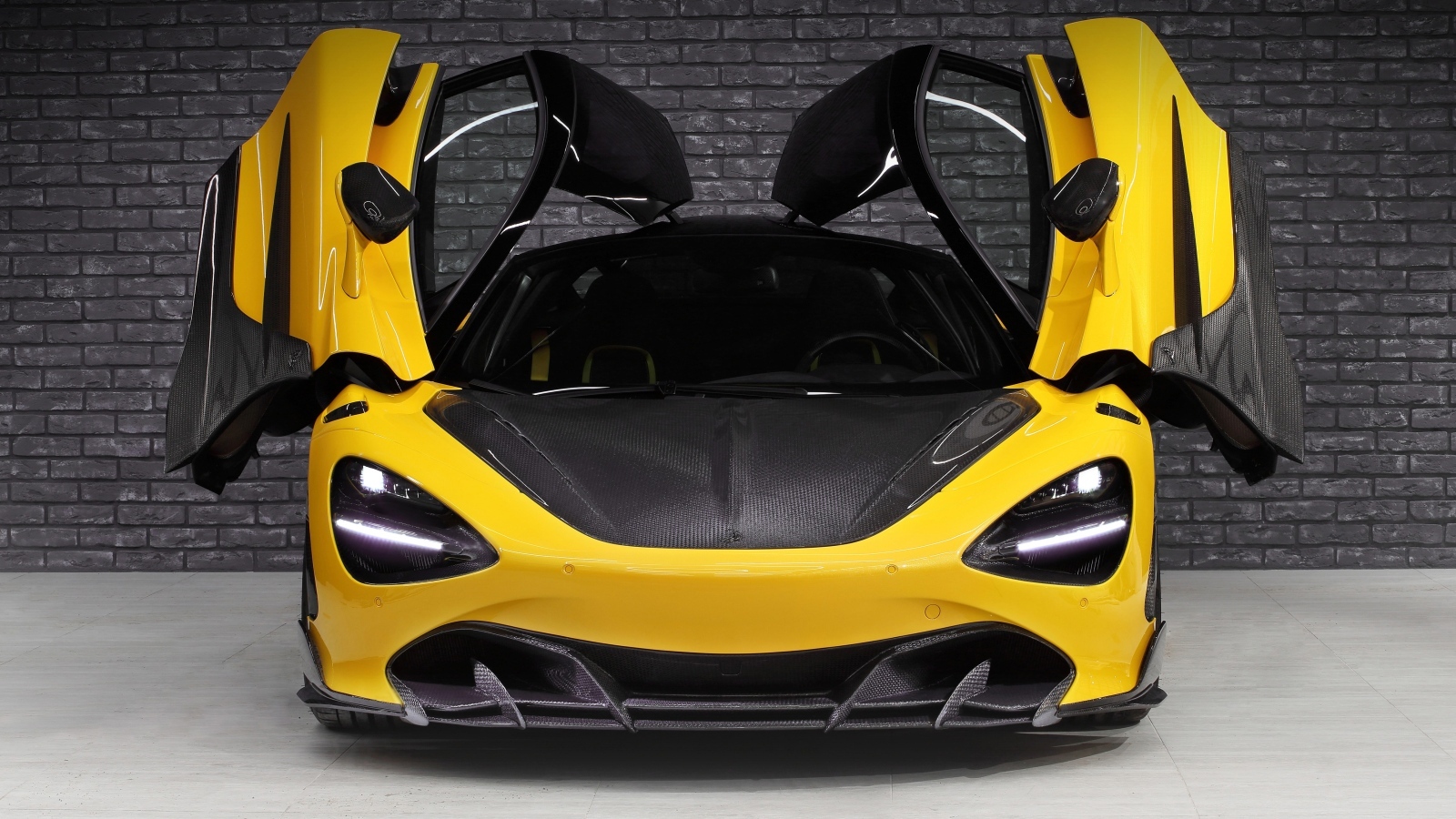 Желтый спорткар McLaren 720S Fury