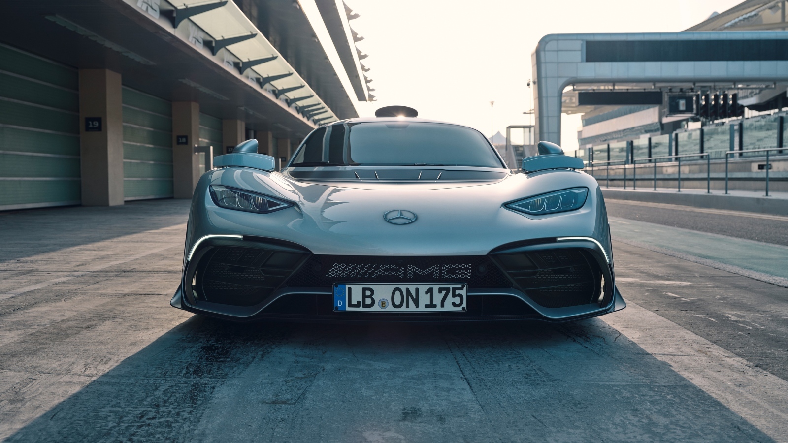 Спортивный автомобиль Mercedes-AMG ONE 2022 года