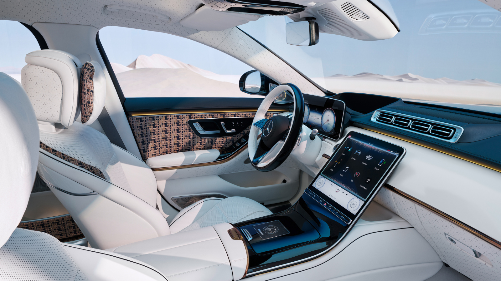 Белый кожаный салон автомобиля Mercedes-Maybach S 680 4MATIC Haute Voiture 2023 года