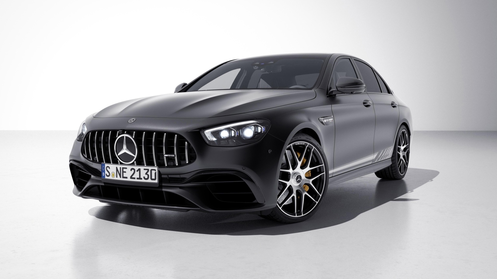 Черный автомобиль Mercedes-AMG E 63 S 4MATIC+
