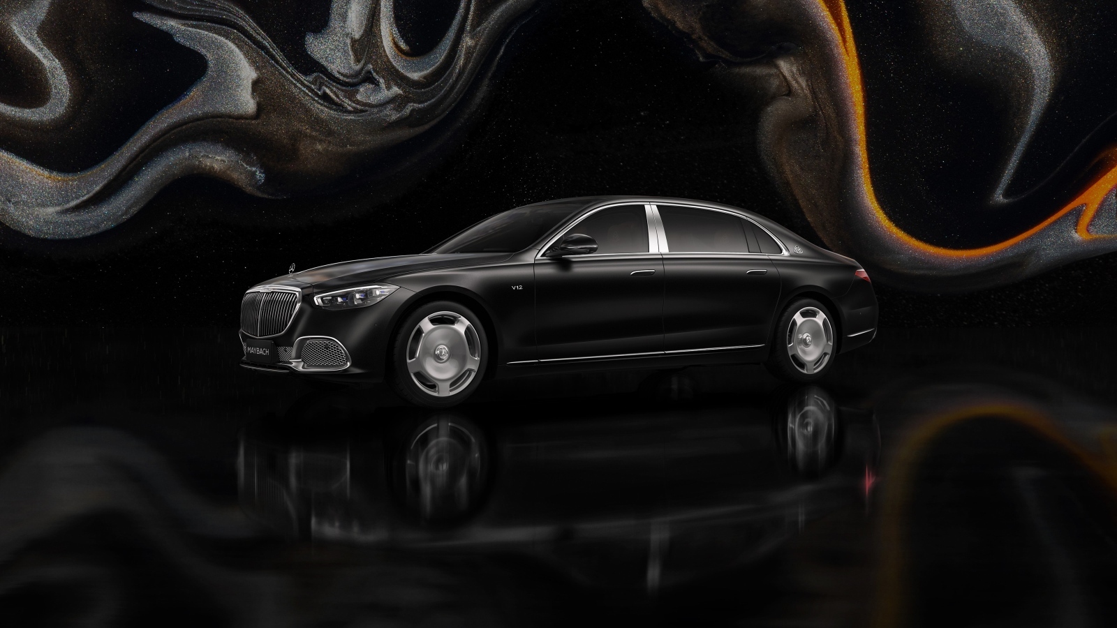 Черный автомобиль Mercedes MAYBACH S 680 4MATIC