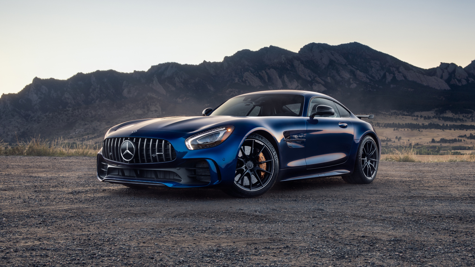 Синий автомобиль Mercedes-Benz AMG GT R в горах