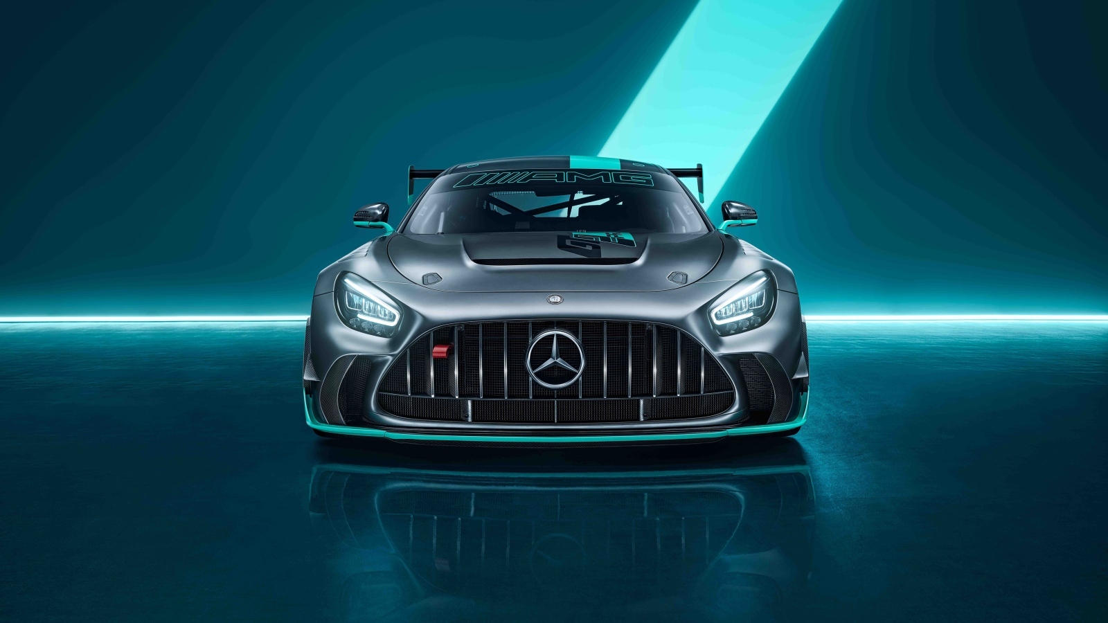 Вид спереди на автомобиль Mercedes-AMG GT2 PRO 2023 года