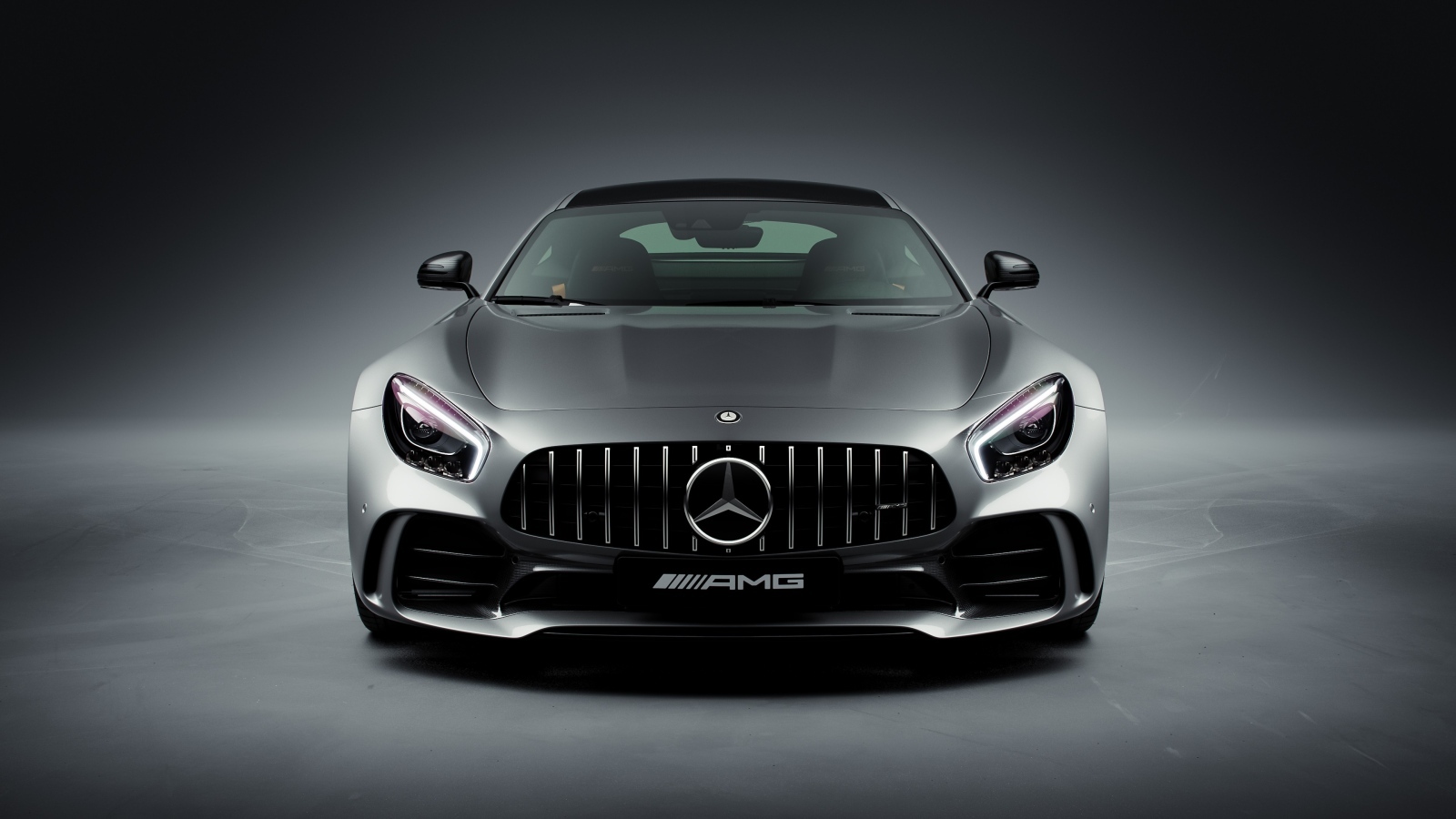 Вид спереди на автомобиль Mercedes-AMG GT R