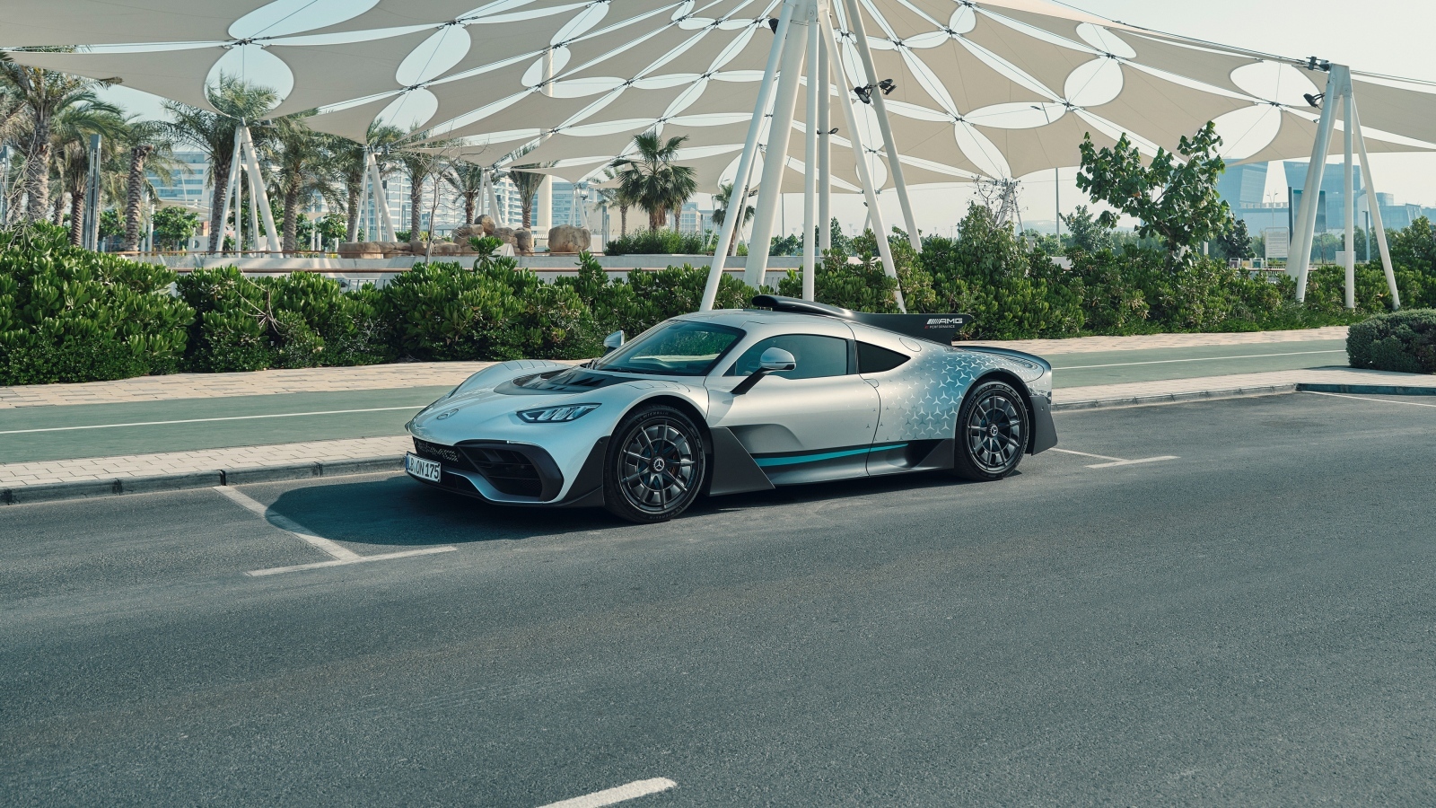 Автомобиль Mercedes-AMG ONE  у здания