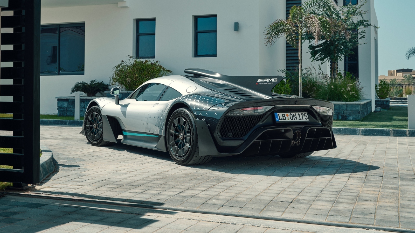 Автомобиль Mercedes-AMG ONE вид сзади