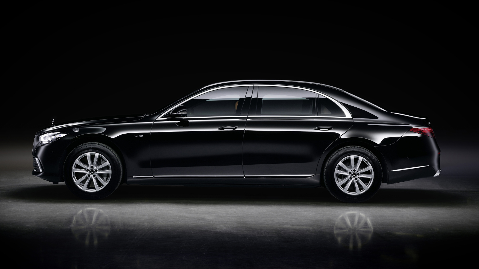 Автомобиль Mercedes-Benz S 680 Guard 4MATIC вид сбоку 